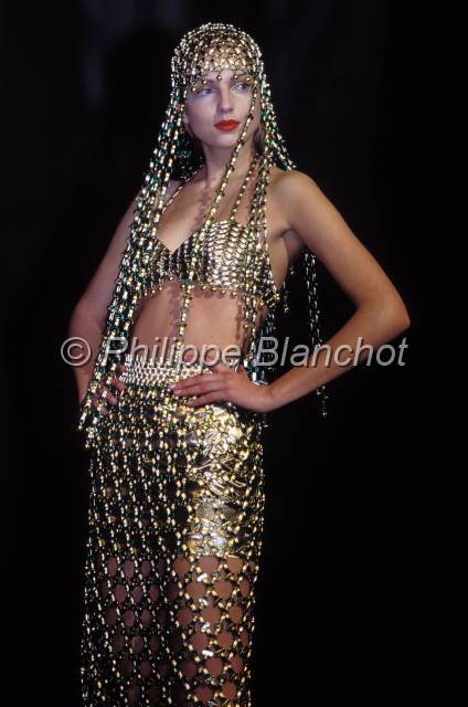 mode 24.JPG - Défilé Paco Rabane 1997Carroussel du LouvreParis, France